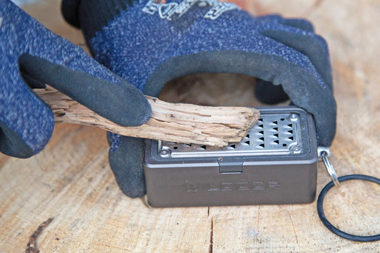 火の素メーカー(本体) おろし器のように枝や薪から火口(ほくち)が簡単に作れる工具