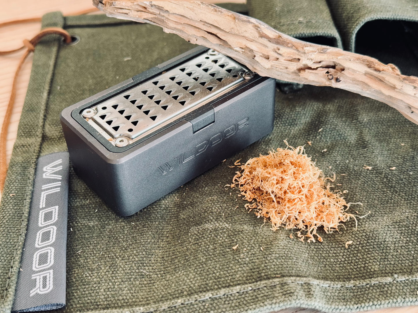 火の素メーカー(本体) おろし器のように枝や薪から火口(ほくち)が簡単に作れる工具